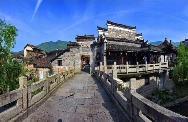 牛奶并不单纯属于寒性或温性,其属性取决于多种因素
